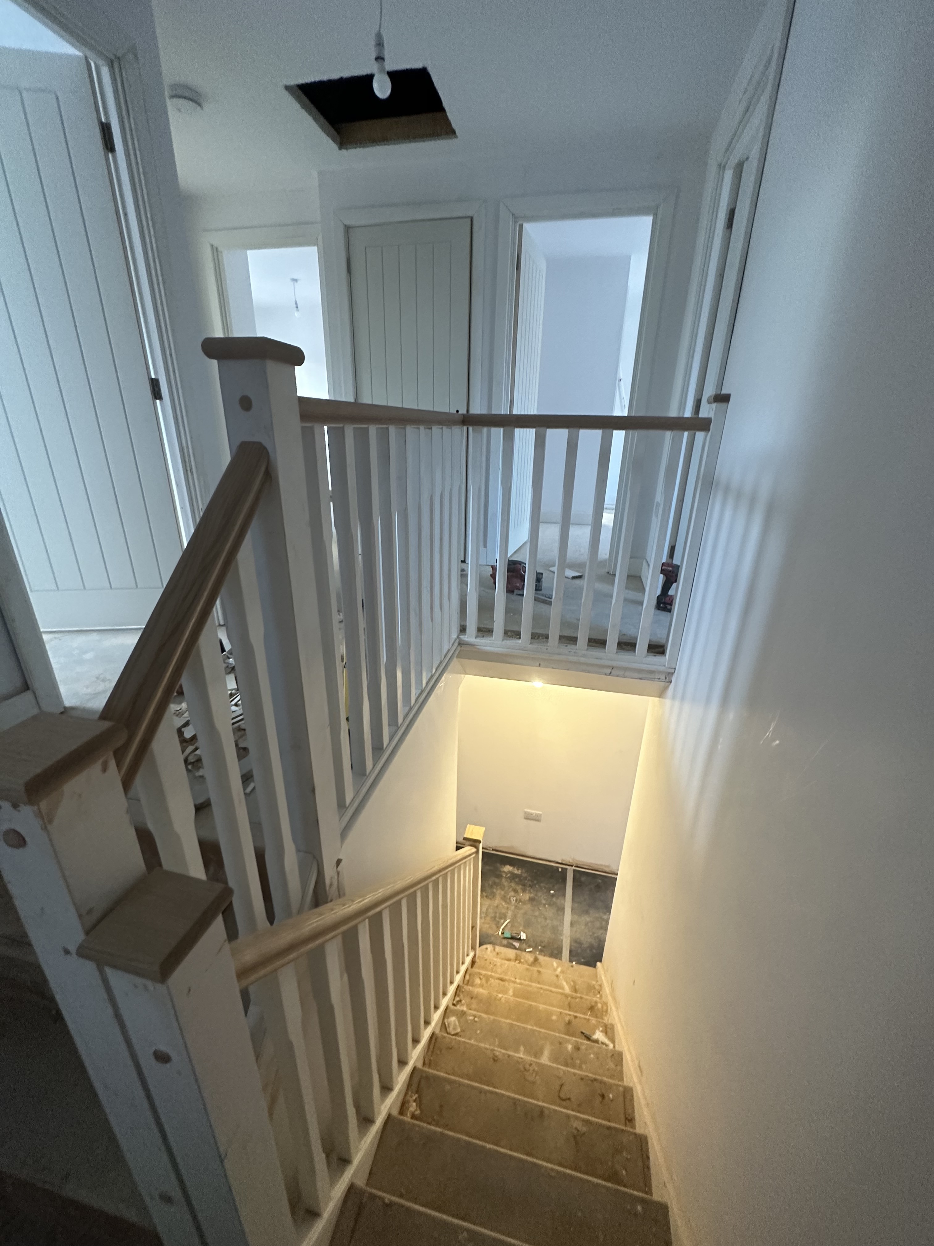 Staircase with oak handrail and spindles
